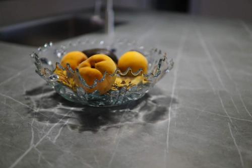 a glass bowl filled with fruit on a counter at Cal Serraller in Miravet
