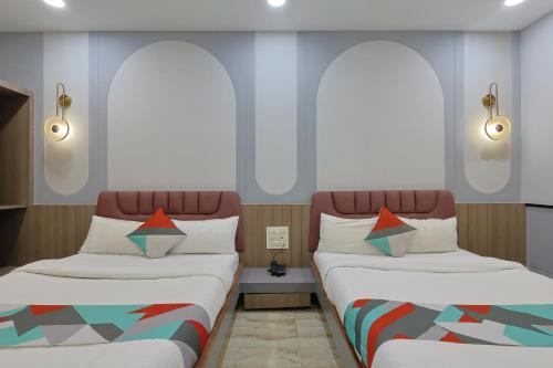 Ένα ή περισσότερα κρεβάτια σε δωμάτιο στο Hotel Shiv Vatika