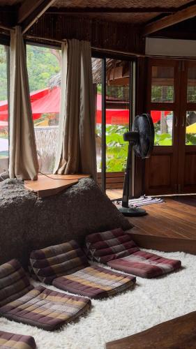 Ein Sitzbereich in der Unterkunft Bambu Huts