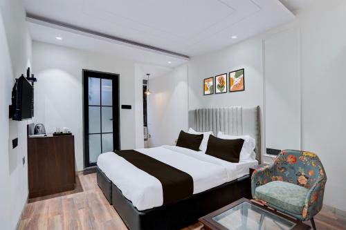 a hotel room with a bed and a chair at Super Townhouse Karol Bagh Formerly Hotel Unistar in New Delhi