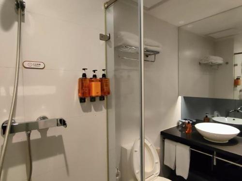 un bagno con doccia, WC e lavandino di Orange Hotel Beijing Guangming Bridge a Pechino