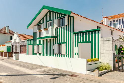 a green and white building on a street at Pijamas House in Gafanha da Encarnação