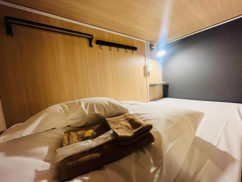 Postel nebo postele na pokoji v ubytování Ogikubo Tombo Hotel