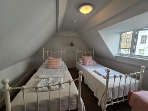 Ένα ή περισσότερα κρεβάτια σε δωμάτιο στο The Broadstairs Loft