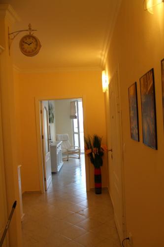 un corridoio con pareti gialle e un vaso di fiori di Karchevi Apartment a Sveti Vlas