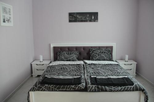 1 dormitorio con 1 cama y 2 mesitas de noche en Karchevi Apartment en Sveti Vlas