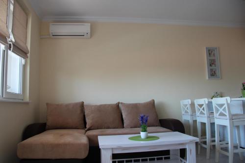 Ruang duduk di Karchevi Apartment