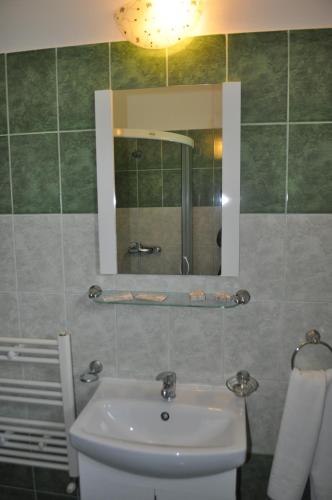 a bathroom with a sink and a mirror at Vilele Soarelui in Neptun