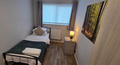 Postel nebo postele na pokoji v ubytování 4 Bedroom Flat - Sleeps 5 - Free Parking & Wifi - Warwickshire