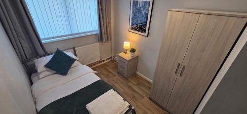 Postel nebo postele na pokoji v ubytování 4 Bedroom Flat - Sleeps 5 - Free Parking & Wifi - Warwickshire