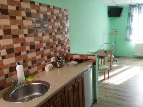 Una cocina o cocineta en Luxor Inn & Suites