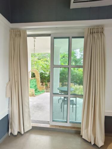 a room with a sliding glass door with a patio at Ivy House in Khanivde