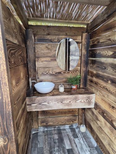 a bathroom with a sink and a mirror at Kama Retreat in Kerpenyest