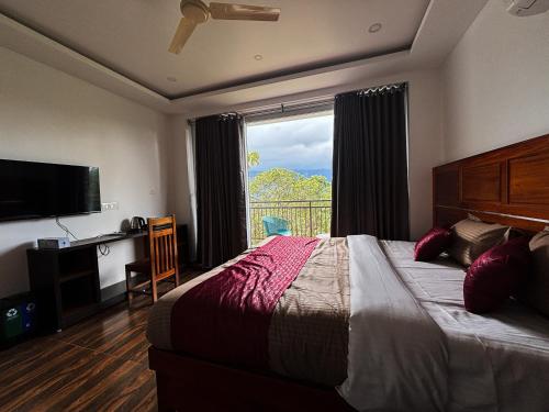 Postel nebo postele na pokoji v ubytování Jyothis Homestay Munnar