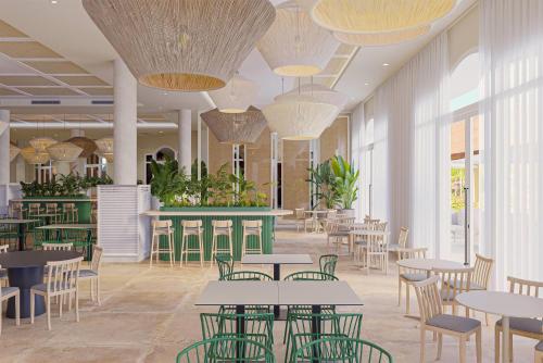 Un restaurante o sitio para comer en Wyndham Alltra Punta Cana All Inclusive Resort