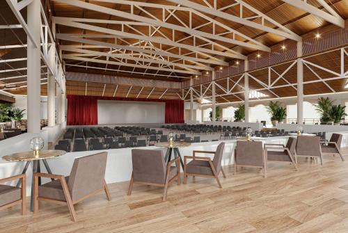 Un restaurante o sitio para comer en Wyndham Alltra Punta Cana All Inclusive Resort