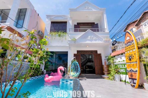 Kanak-kanak yang menginap di Villas HM Nguyên Căn Full Tiện Ích Cột Cờ Quảng Trường
