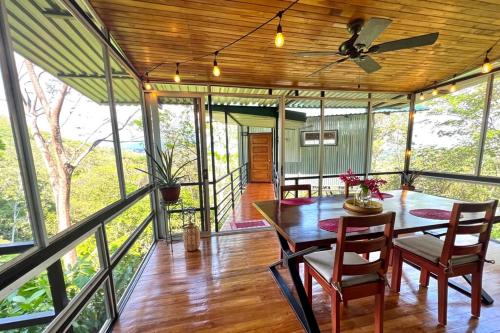 Balkón nebo terasa v ubytování Casa de Cacao, A Treetop Cottage in Cacao Forest!
