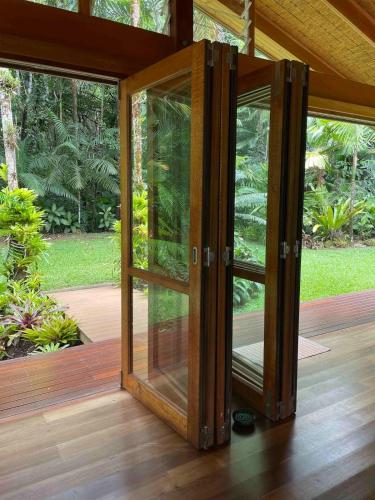 Κήπος έξω από το Lux rainforest lodge - 1 King, 2 Singles