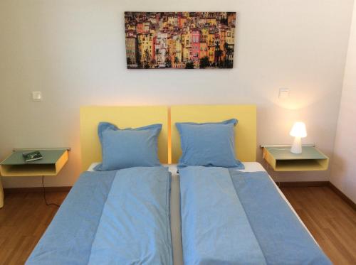 ein Schlafzimmer mit 2 Betten und einem Wandgemälde in der Unterkunft Lido Golf in Ascona