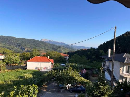 a view of a village with mountains in the background at ΑΘΑΜΑΣ in Athamanio