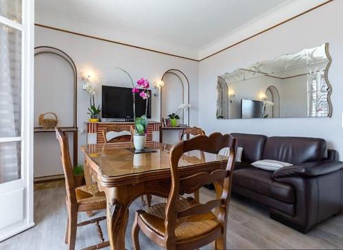 un salon avec une table en bois et un canapé dans l'établissement Villa Lerina, à Cannes