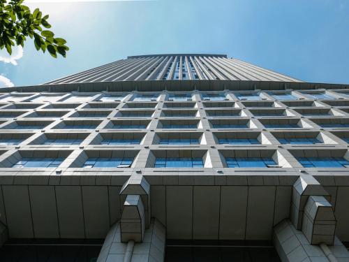 a tall building with a lot of windows at Guangzhou Boman Apartment Zhengjia Huanshi Branch in Guangzhou