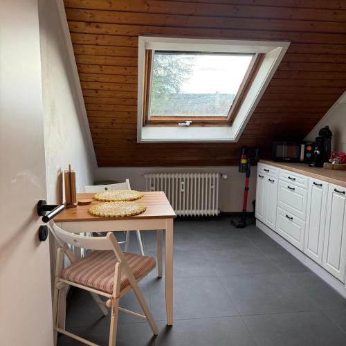 Dapur atau dapur kecil di Holziges Dachgeschoss-Apartment