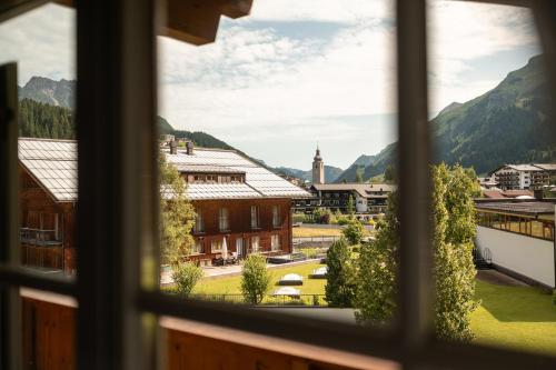 Ein allgemeiner Bergblick oder ein Berglick von des Chalets aus