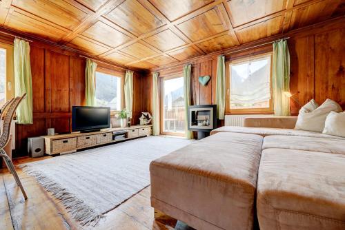 TV a/nebo společenská místnost v ubytování Appartement Walserstuba by A-Appartments