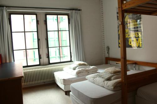 Un pat sau paturi într-o cameră la Basel Backpack