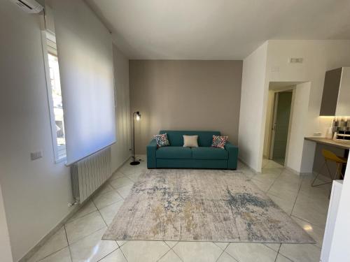 阿格里真托Subile Empedocle Apartment的客厅配有蓝色的沙发和地毯。