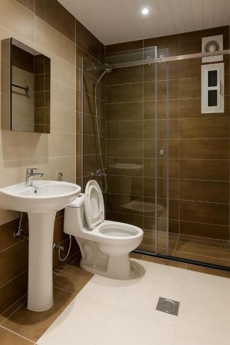 a bathroom with a toilet and a sink and a shower at EMAAR Holiday Homes - Apartment 4 in Quai