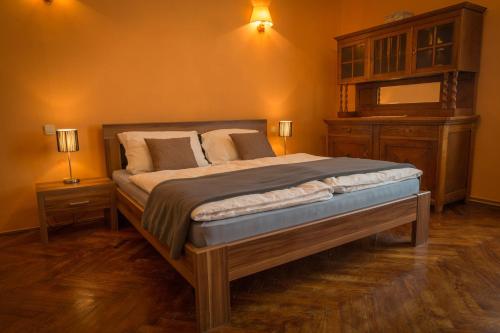 una camera con un grande letto con due lampade a muro di Apartment Bozic a Lovran (Laurana)