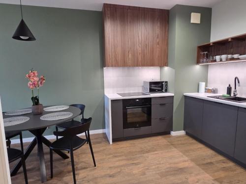 Kuchyň nebo kuchyňský kout v ubytování Urban Jungle Apartment ALLEN