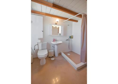 un bagno con un water e un lavandino di Kythnos Keli a Kithnos