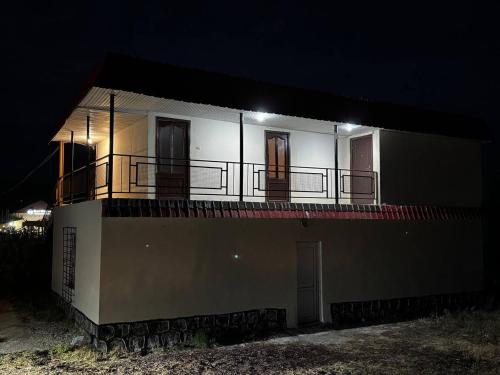 una casa blanca con balcón por la noche en Moon inn Sevan Resort, en Sevan