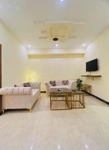 Televisyen dan/atau pusat hiburan di The Green Edge Family - 2 Bed Full Apartment -E11- ISLAMABAD
