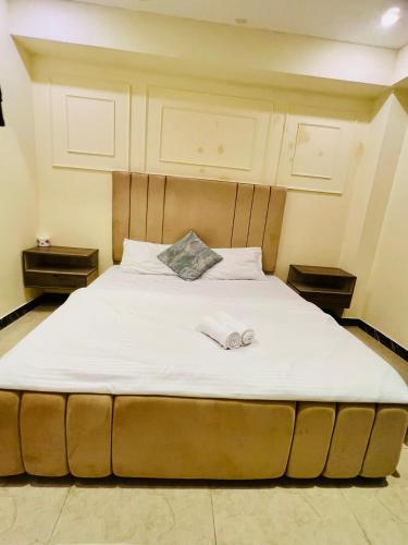 Katil atau katil-katil dalam bilik di The Green Edge Family - 2 Bed Full Apartment -E11- ISLAMABAD