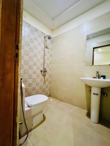 Bilik mandi di The Green Edge Family - 2 Bed Full Apartment -E11- ISLAMABAD