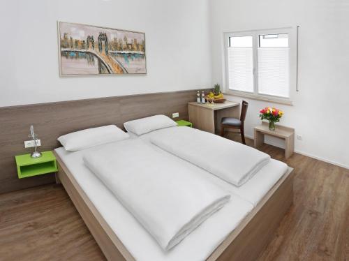 1 dormitorio con 1 cama grande en una habitación en Hotel 37 en Landshut
