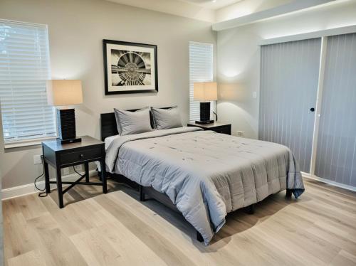 a bedroom with a bed with two lamps and two tables at Hollywood Boutique Residences with Free Parking in Los Angeles