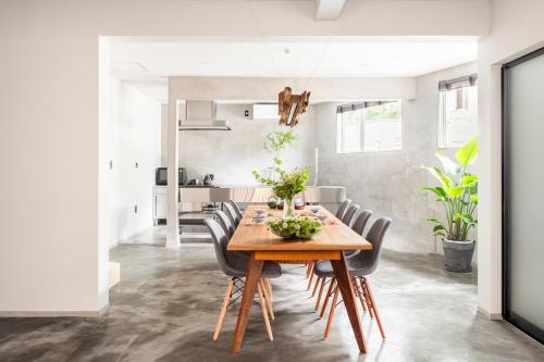 a dining room with a wooden table and chairs at BLIKIYA Doma in Fujiyoshida