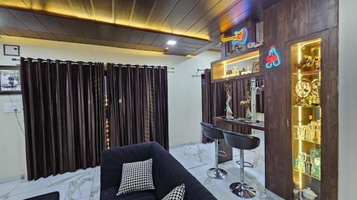 Fotografie z fotogalerie ubytování Raja Villa Entire 4BHKwith Pool v destinaci Jāmb