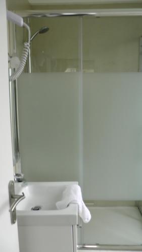 Bilik mandi di Hotel De l'Univers