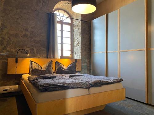 une chambre avec un lit et une fenêtre dans l'établissement Ab 1 Pers HexenburgbeiDresden Ausgebauter Pferdestall, Kamin, Terrasse und Faßsauna, Nähe Sächsische Schweiz Dresden, à Großharthau