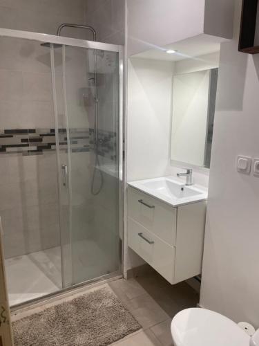 Kupatilo u objektu Appartement meublé