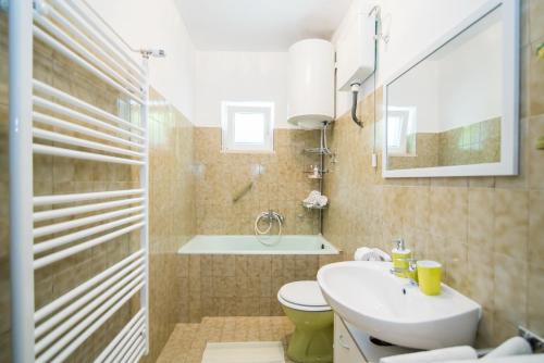 Ένα μπάνιο στο Apartments Cafe del Mar