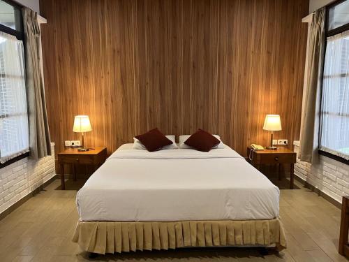 Giường trong phòng chung tại Hotel Grand Panorama Lembang