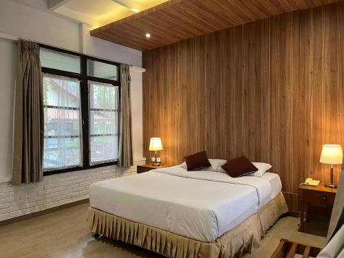 Giường trong phòng chung tại Hotel Grand Panorama Lembang